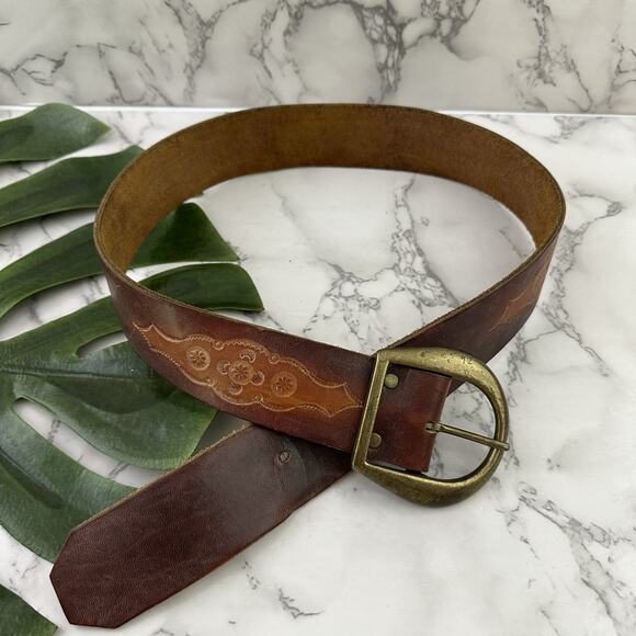 Womens Vintage 80s Tooled Leather Belt Size S Brown Brass Buckle Western - Picture 2 of 5